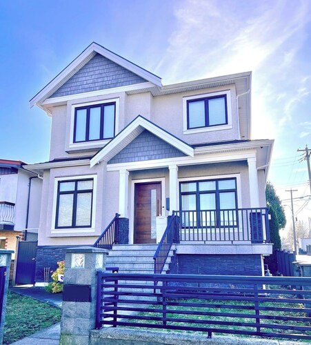 1 Bedroom with WIFI, Laundry, Queen Bed, Sofa Bed. Close to Transit and Grocery