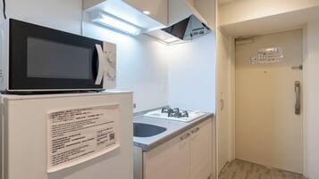 Apartment(d03), Non Smoking | Private kitchen | Fridge, microwave, stovetop, cookware/dishes/utensils