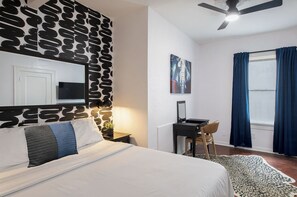 1 habitación, escritorio, tabla de planchar con plancha y cuna de viaje 