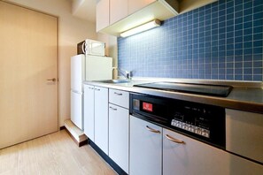 Kühlschrank, Mikrowelle, Herdplatte, Kochgeschirr/Geschirr/Besteck