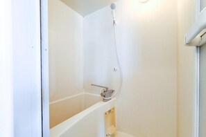 Kostenlose Toilettenartikel, Haartrockner, Handtücher, Shampoo