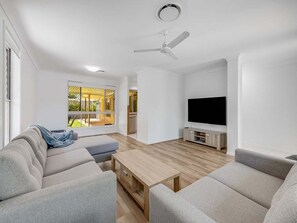 TV - Pet-Friendly Retro Beach House | Walk to Dog Beach | Sleeps 8 (Sunshine Coast)