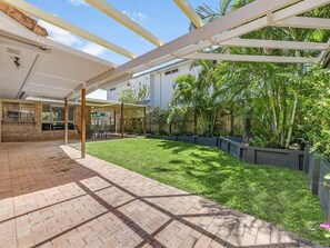 Terrace/patio - Pet-Friendly Retro Beach House | Walk to Dog Beach | Sleeps 8 (Sunshine Coast)