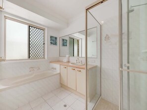 Secadora de cabello, toallas, papel de baño 