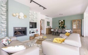 Interior - Private Villa with Pool and Garden: 4 Rooms a few steps from the Sea. (Ispica)