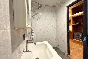 Luxury Double Room | Bathroom - AB Hotel Kuta (Kuta)