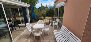 Outdoor dining - SEPTEMBER SPECIAL: Vacation Rental in St Gilles Croix de Vie (Le Fenouiller)