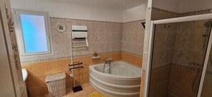 Douche, sèche-cheveux, savon, papier toilette