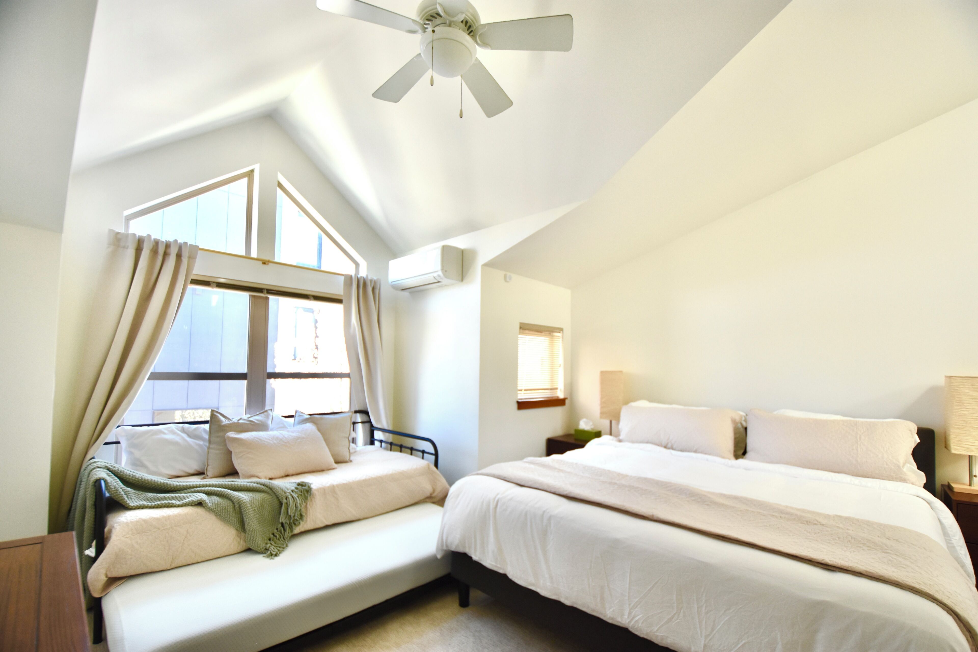 3 habitaciones, escritorio y tabla de planchar con plancha 