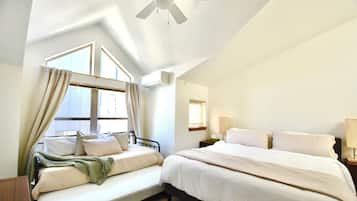 3 habitaciones, escritorio y tabla de planchar con plancha