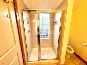 Shower, hair dryer, towels, soap - Walk to Space Needle & Climate Pledge 3bd, 3.5bath, 2 patios, 2 EV Parking, AC (Seattle)