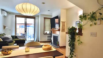 Smart TV, chimenea, libros, monitor de computadora