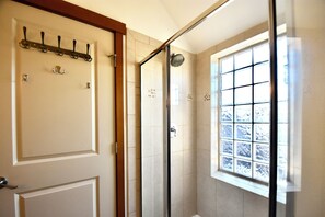 Shower, hair dryer, towels, soap - Walk to Space Needle & Climate Pledge 3bd, 3.5bath, 2 patios, 2 EV Parking, AC (Seattle)