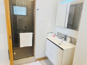Dusche, Haartrockner, Handtücher, Toilettenpapier