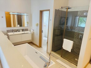 Dusche, Haartrockner, Handtücher, Toilettenpapier