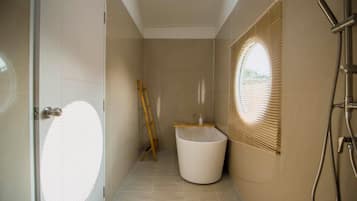 Deluxe Room | Bathroom | Hair dryer, towels, soap, shampoo