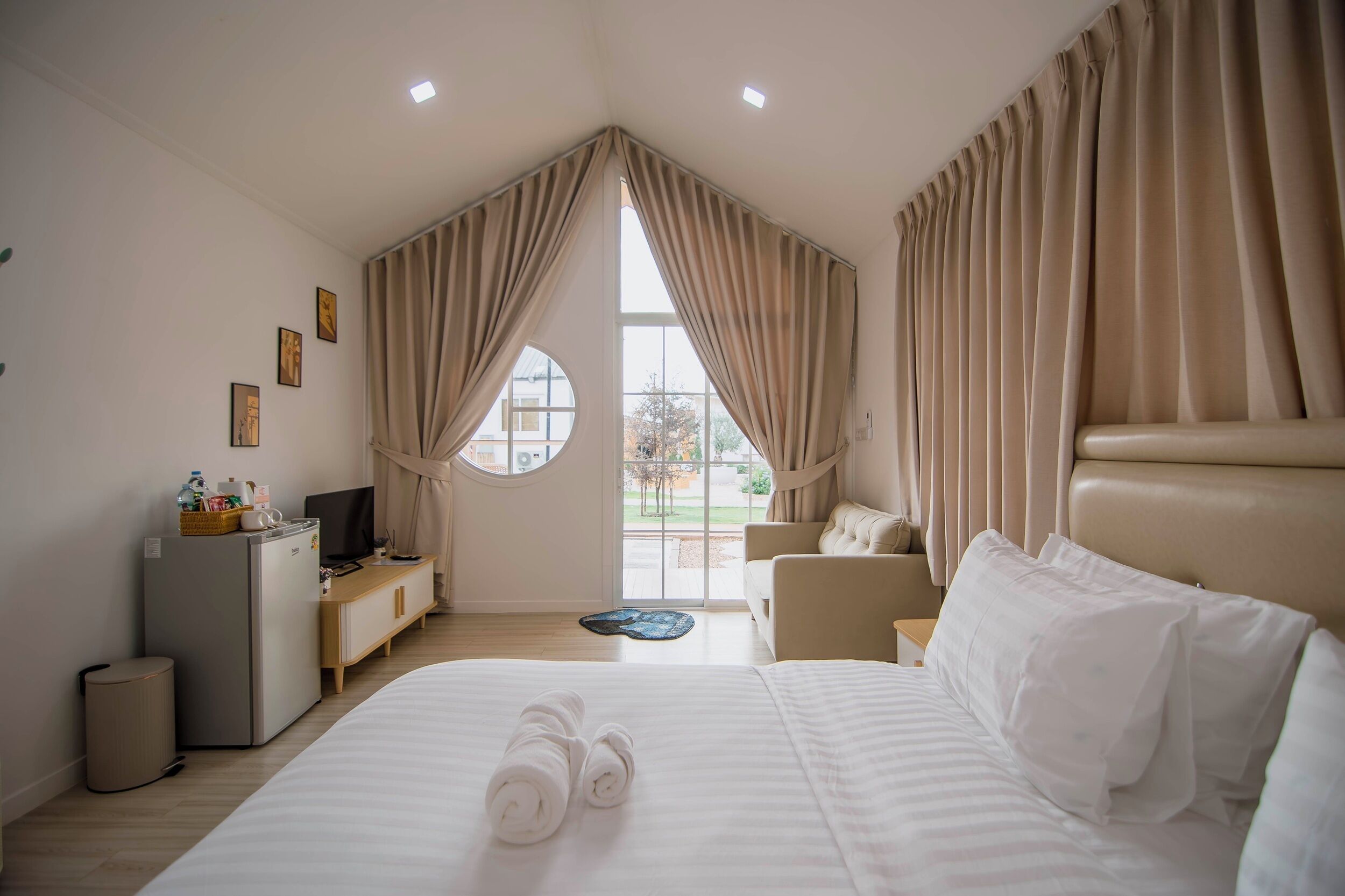 Standard Room, 1 King Bed