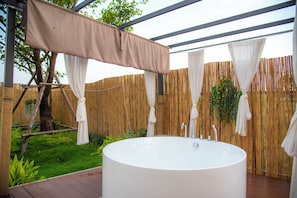 Honeymoon kamer | Badkamer | Een haardroger, handdoeken, zeep, shampoo