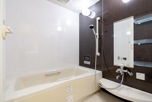 Appartamento, non fumatori, vista città (d07) | Bagno | Set di cortesia gratuito, asciugacapelli, asciugamani, shampoo