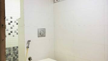 Deluxe kamer | Badkamer | Een douche, zeep, shampoo