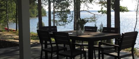 Comfort-huvila, patio, järvinäköala | Ulkoruokailutilat