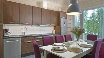 Villa Confort, patio, vue sur le lac | Restauration