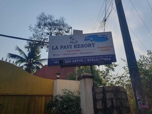 Exterior detail - La Pavi Resort (Vanur)