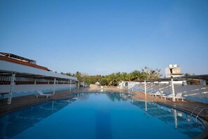 Indoor pool - La Pavi Resort (Vanur)