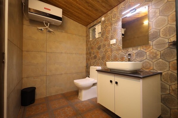 Habitación Deluxe | Baño | Amenidades de baño gratuitas, jabón, shampoo, papel de baño 