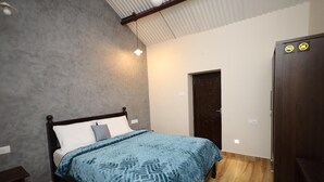 Ein Schlafzimmer mit einem Bett, einem Kleiderschrank und einer Tür.