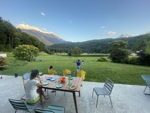 Outdoor dining - Vrbo Property (Bex)