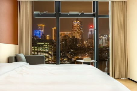 Desk, laptop workspace, blackout drapes, soundproofing. Zhuhai Yueao Cross-Border Hotel - Zhuhai Branch