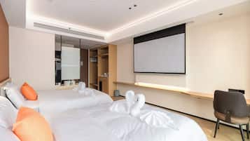 Comfort Double Room, Bay View | Desk, laptop workspace, blackout drapes, soundproofing