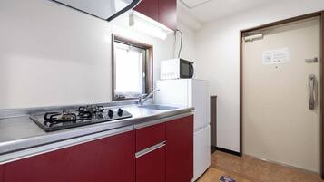 Apartment(g03), Non Smoking | Private kitchen | Fridge, microwave, stovetop, cookware/dishes/utensils