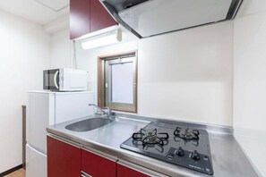 アパートメント禁煙(c04) | 専用キッチン | 冷蔵庫、電子レンジ、コンロ、調理器具と食器