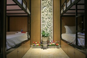 Estudio clásico, balcón, vista a la ciudad