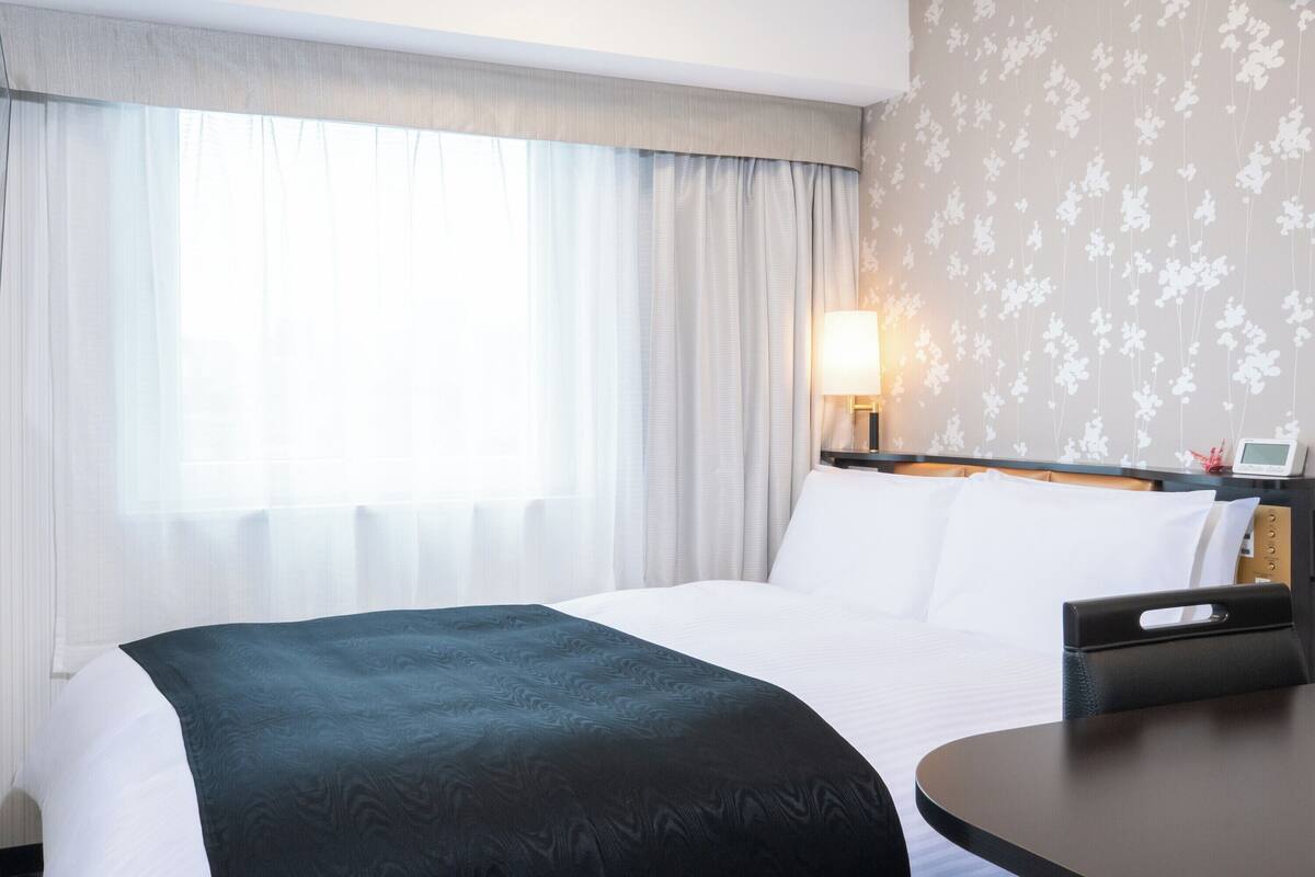 ห้องสแตนดาร์ดดับเบิล, ปลอดบุหรี่ (for 2 Adults) | ผ้านวมขนเป็ด, โต๊ะทำงาน, พื้นที่ทำงานแบบใช้แล็ปท็อป, ผ้าม่านกันแสง