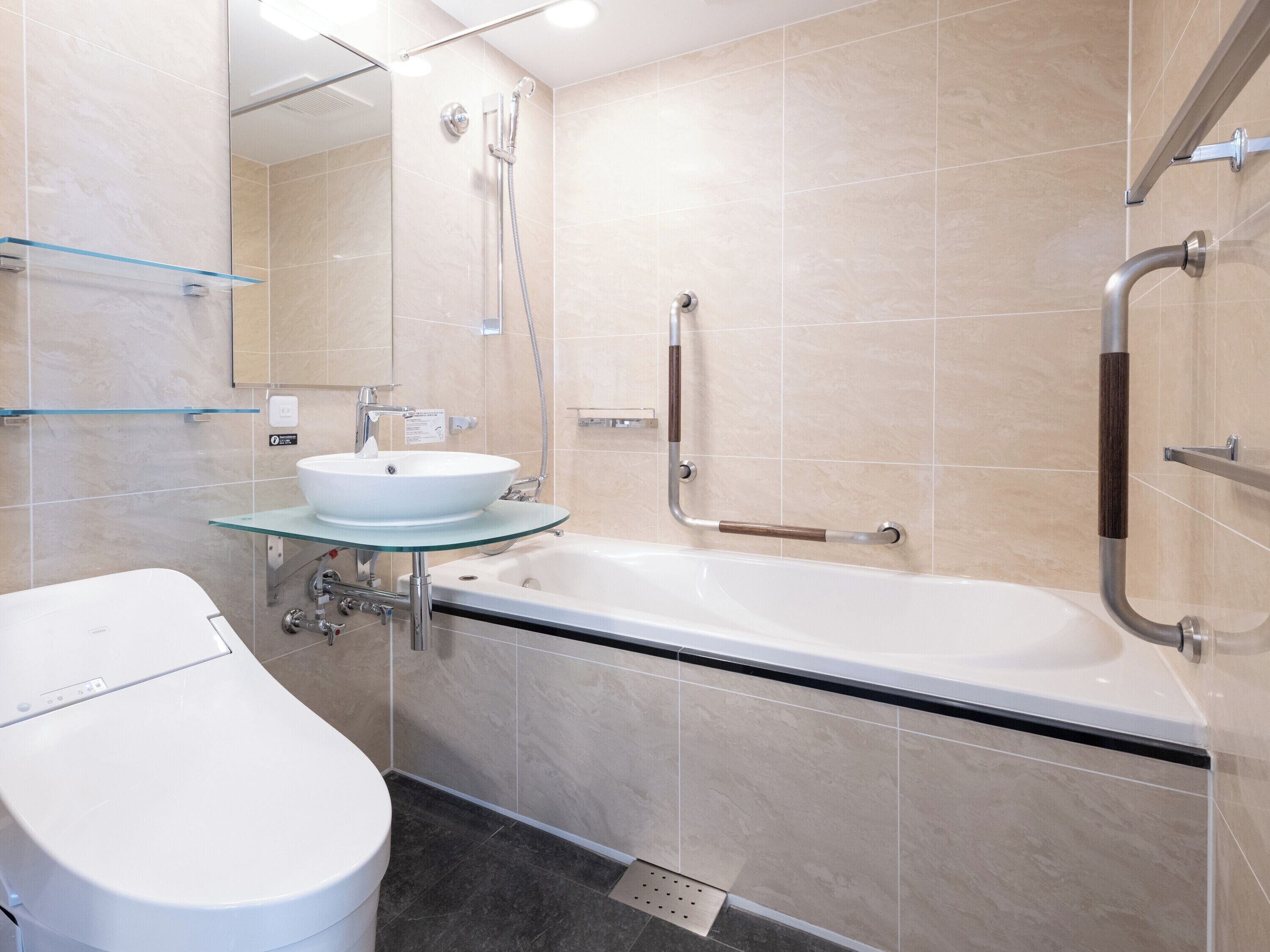 Deluxe Twin Room, Non Smoking | Bathroom | Eco-friendly toiletries, hair dryer, slippers, electronic bidet