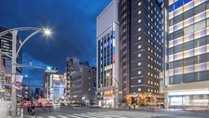 Un hôtel moderne à plusieurs étages, doté de grandes fenêtres et d’une enseigne bien visible au sommet.