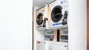 A laundry room with two front-loading washing machines and two dryers. - APA Hotel Keisei Ueno Ekimae Minami (Tokyo)