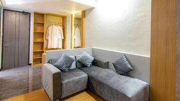 Suite familiar, balcón, vistas a la montaña | Interior