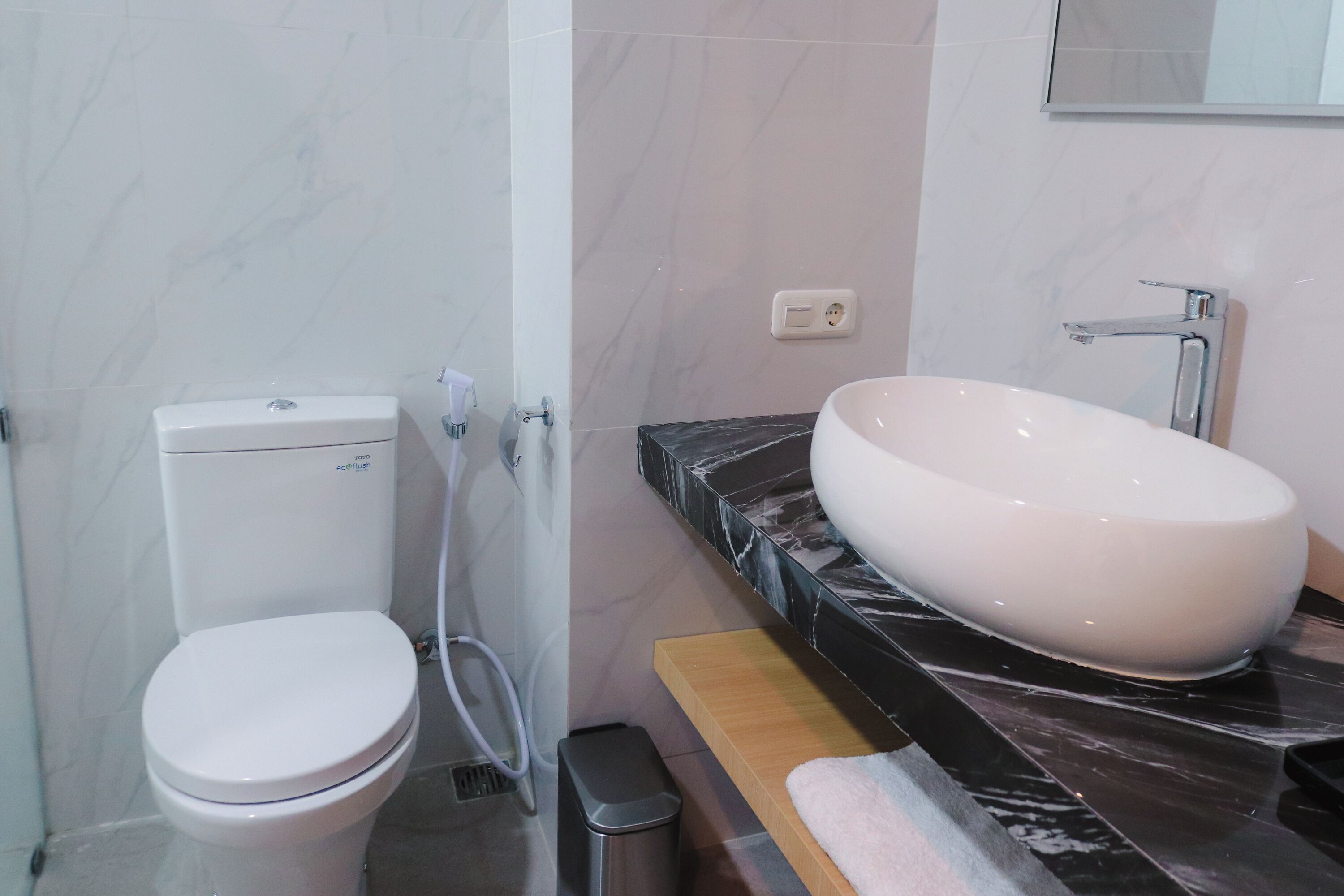 Pantofole, asciugamani, sapone, shampoo