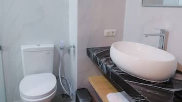 Pantofole, asciugamani, sapone, shampoo