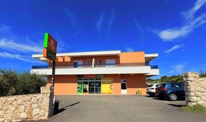 Exterior - Apartment Top 6
with a sunny balcony and sea view (Novalja)