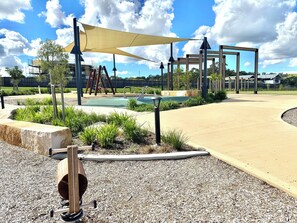 Property grounds - Grand Luxury House with 4 bedrooms in Menangle Park (Menangle Park)