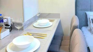 Condo, 1 Bedroom, Accessible, Patio | Dining room