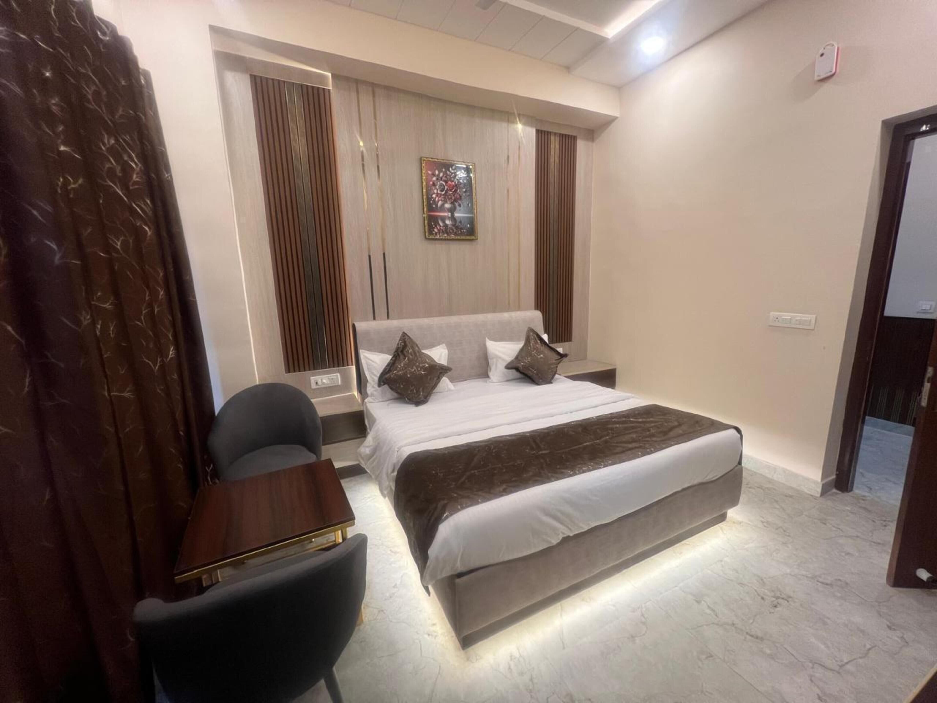 Deluxe Room | Rollaway beds, free WiFi, bed sheets