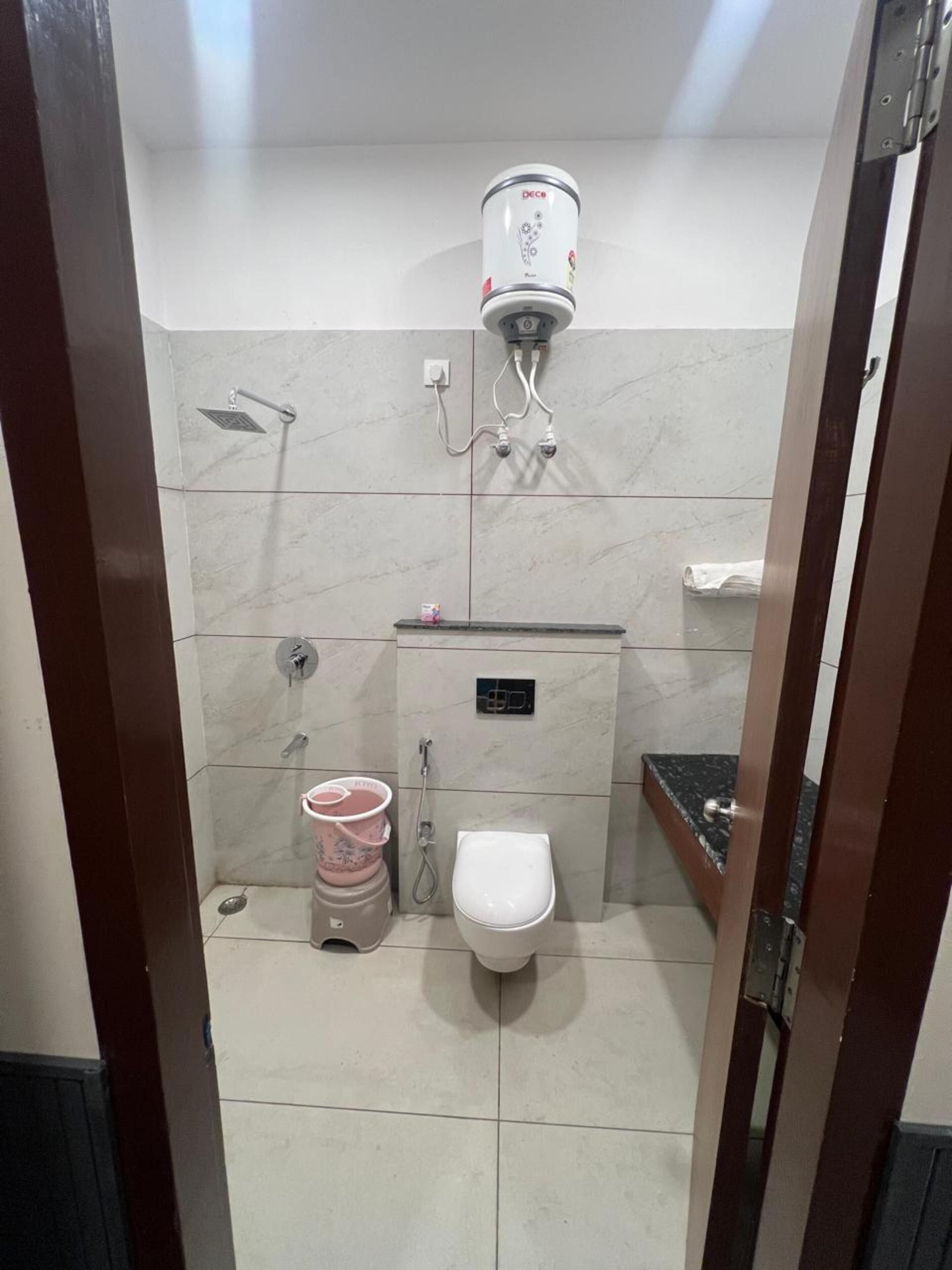 Ducha, artículos de tocador gratuitos, toallas, jabón