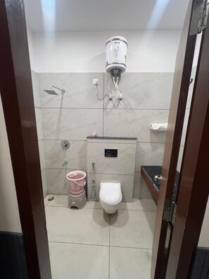 Shower, free toiletries, towels, soap - Hotel Highway Retreat (Dhanaura)