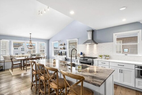 Steps to the Beach / Ocean Views, Sunset Deck, 3BR 2BA Getaway